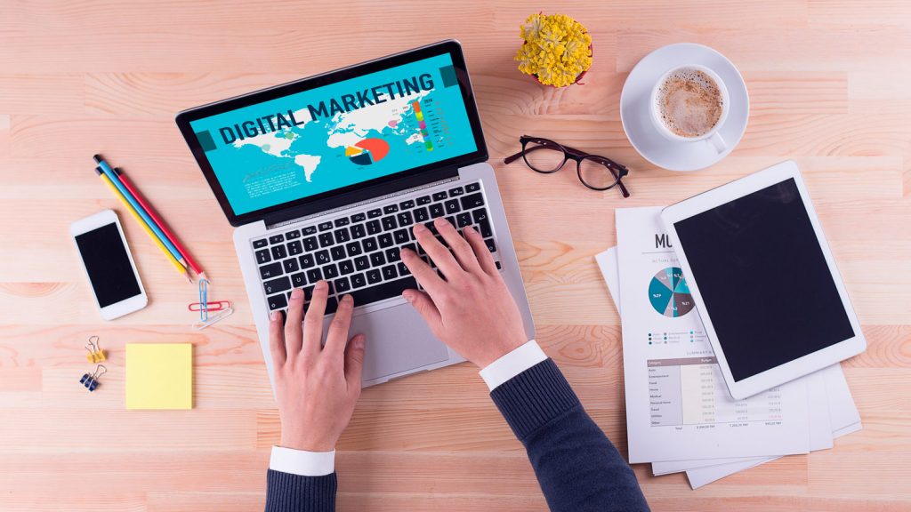 persona busca en su laptop donde hacer un Diplomado en Gestión de Marketing