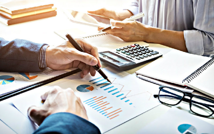 Ejecutivos planifican estrategias en dirección de ventas