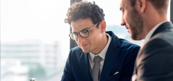 gerente de ventas en funciones con empleados 