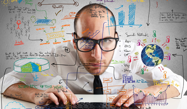 ¿Cuáles son los perfiles profesionales digitales más demandados por las empresas? 4 hombre frente a dibujos relacionados con profesionales digitales