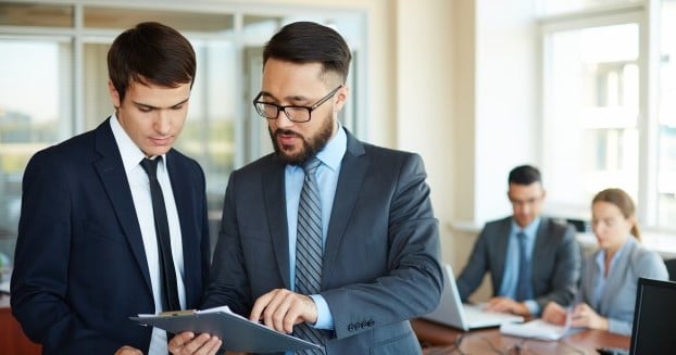 gerente de ventas capacita a personal de trabajo 