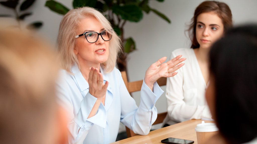mujer en trabajo que es baby boomers