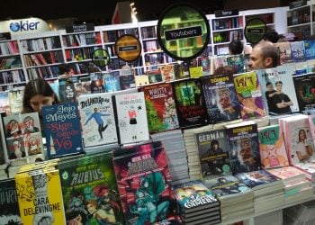 Librería con libros de youtubers.