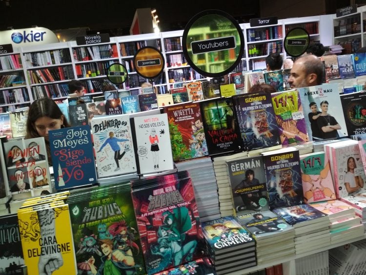 Librería con libros de youtubers.