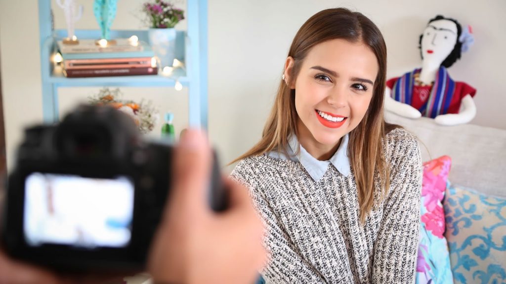 Yuya, autora de libros de youtubers, en sesión fotográfica.