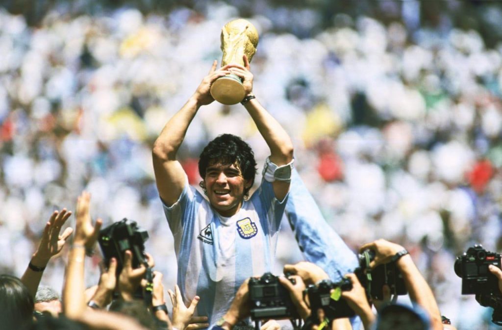 Maradona alzando la Copa del Mundo de México 86 (Murió Maradona) 