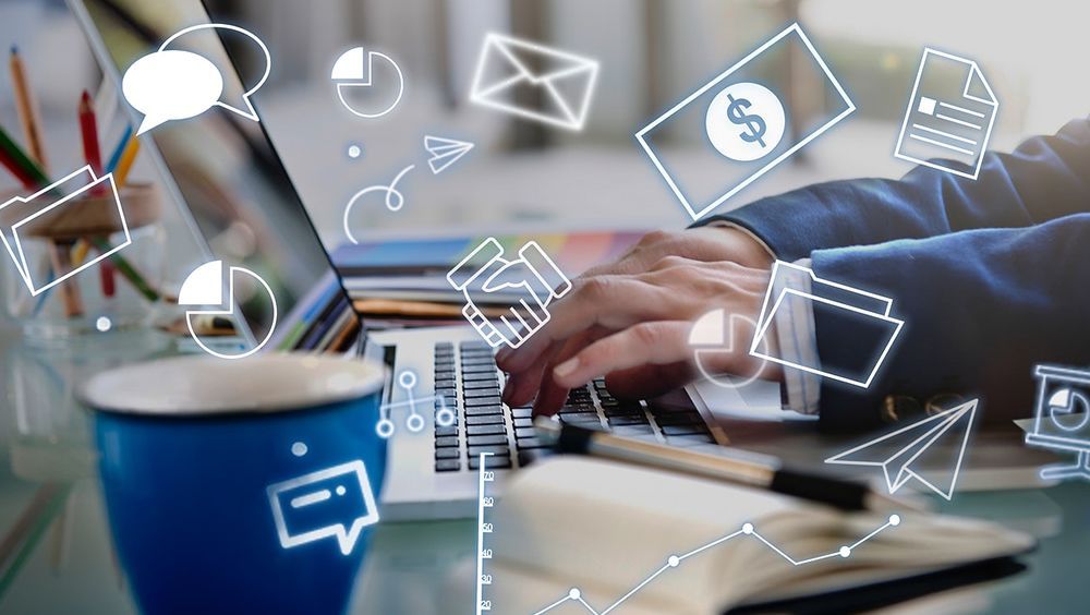 ¿Cuáles son los perfiles profesionales digitales más demandados por las empresas? 2 manos y teclado de profesionales digitales