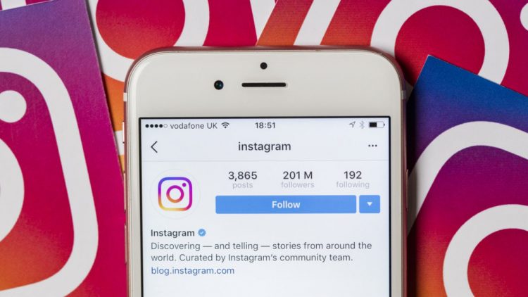 Celular que muestra pantalla de Instagram.