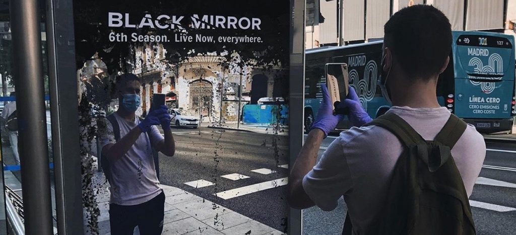 Publicidad exterior OOH de la serie Black Mirror en 2020.