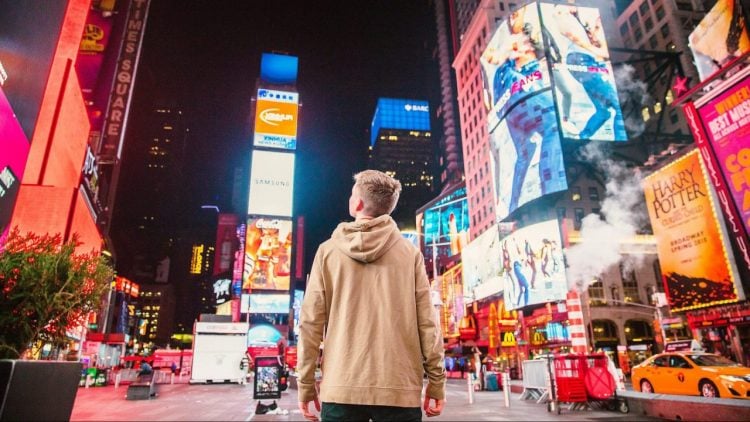 Niño en Times Square.