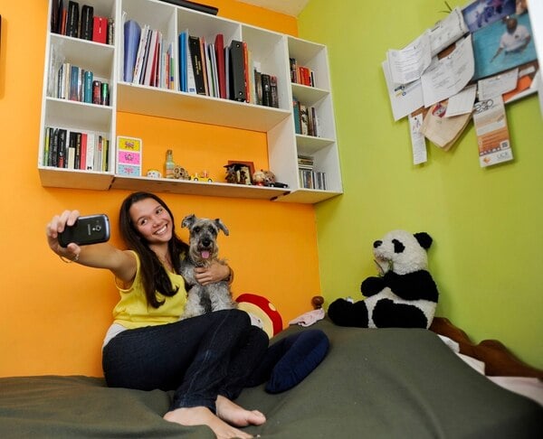 ¿Qué son los centennials? 4 selfie mujer con perro sobre que es centennials