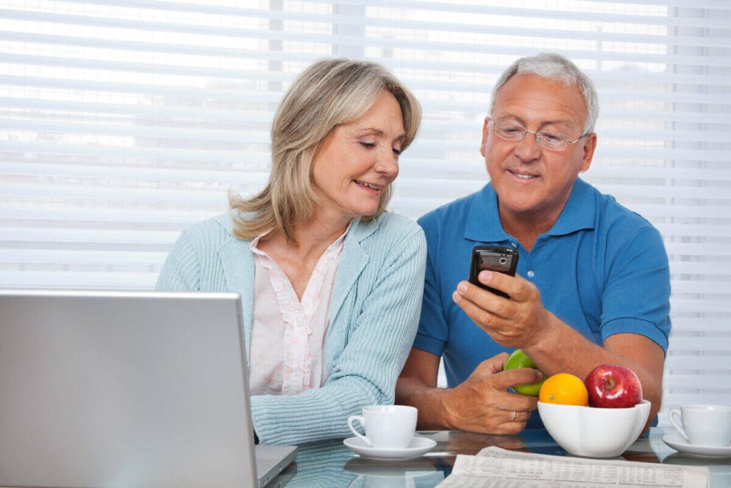 pareja baby boomers con celular