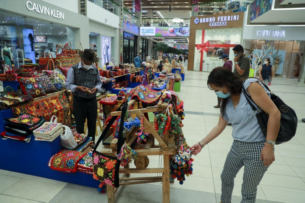 Artesanía peruana llega a la“Edición Especial por Navidad” de Ruraq maki. 3 Persona comprando productos artesanales