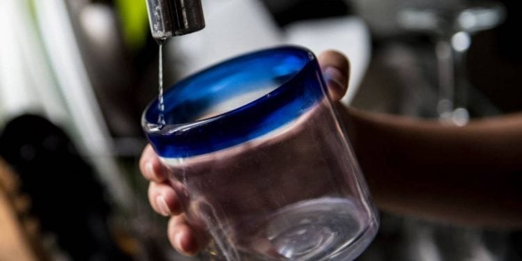 ¿Por qué el agua empezó a cotizar como materia prima en Wall Street? 1 Gotas de agua vertidas en vaso