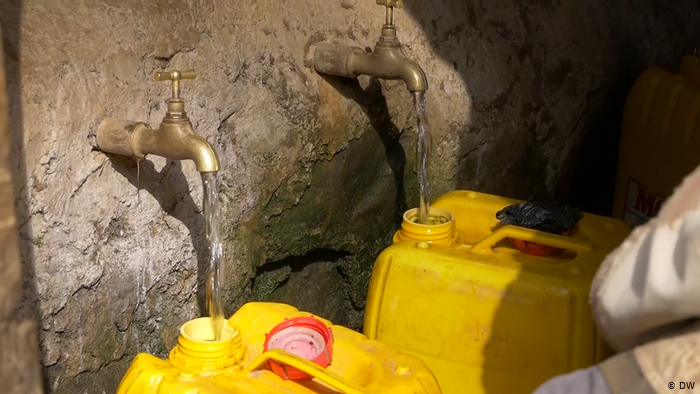 ¿Por qué el agua empezó a cotizar como materia prima en Wall Street? 3 Bidones de Agua llenándose bajo un grifo