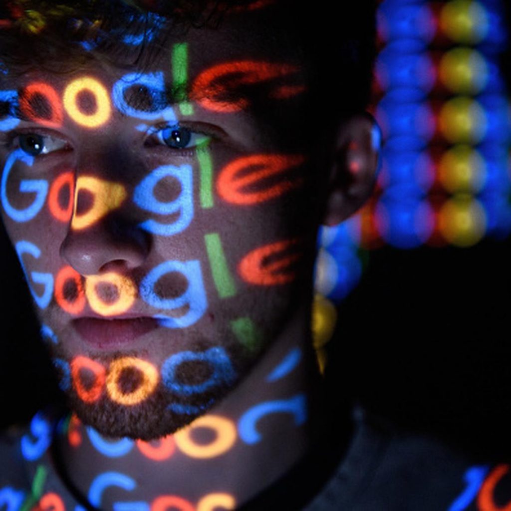 Perú: Esto fue lo más buscado por los peruanos durante el 2020 3 Persona buscando en Google