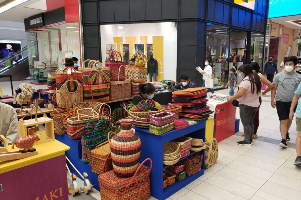 Artesanía peruana llega a la“Edición Especial por Navidad” de Ruraq maki. 4 Peruanos comprando en Ruraq maki, hecho a mano
