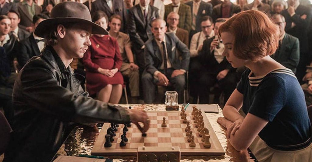 Queen's Gambit: el impacto mediático y comercial de la miniserie 2 Dos personas jugando ajedrez de la serie Queen's Gambit