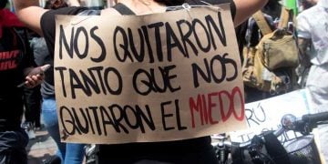 Mujer con cartel en protesta