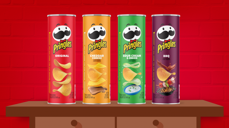 Papas Pringles sobre una mesa