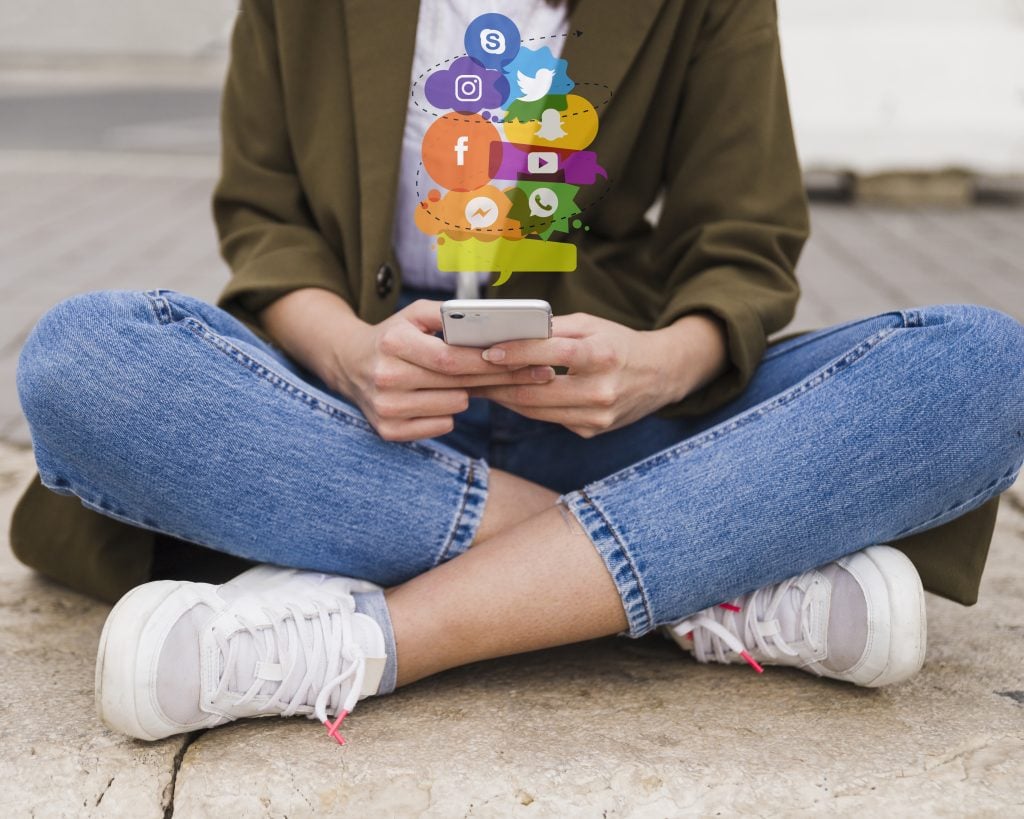 ¿Cómo y por qué estudiar social media? 3 Persona sentada en el piso con celular.