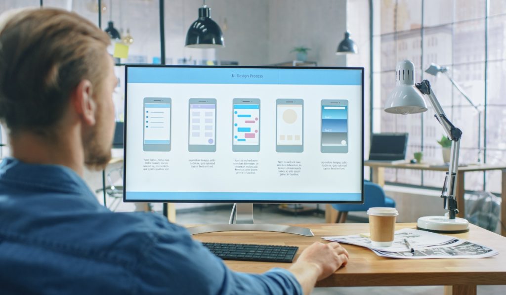 ¿Cómo y por qué estudiar social media? 4 Hombre frente a computadora.