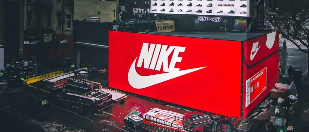 caja zapato publicidad nike en la calle