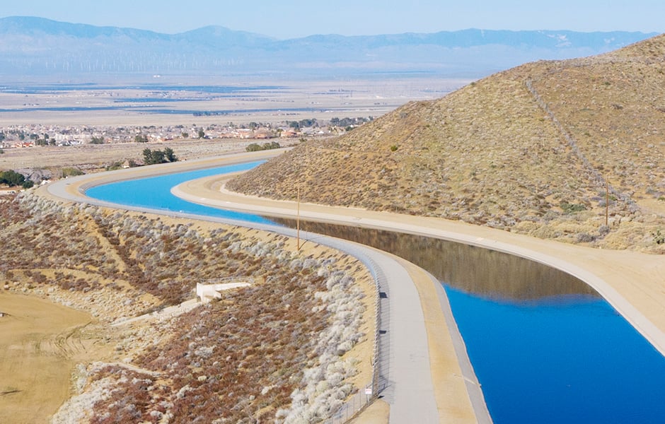 ¿Por qué el agua empezó a cotizar como materia prima en Wall Street? 2 Canal de agua en un desierto de California