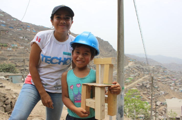 "La Navidad nos envuelve": Molitalia, TECHO Perú y Glovo se unen a favor de 10 mil familias peruanas 1 techo peru
