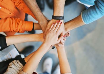 manos de personas para frases inspiradoras de trabajo en equipo