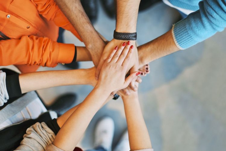 10 frases inspiradoras de trabajo en equipo 1 manos de personas para frases inspiradoras de trabajo en equipo