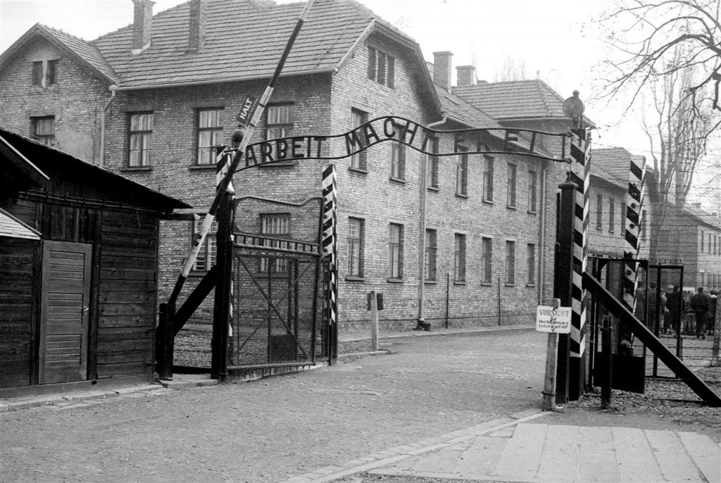 auschwitz entrada 88624761 1280x858