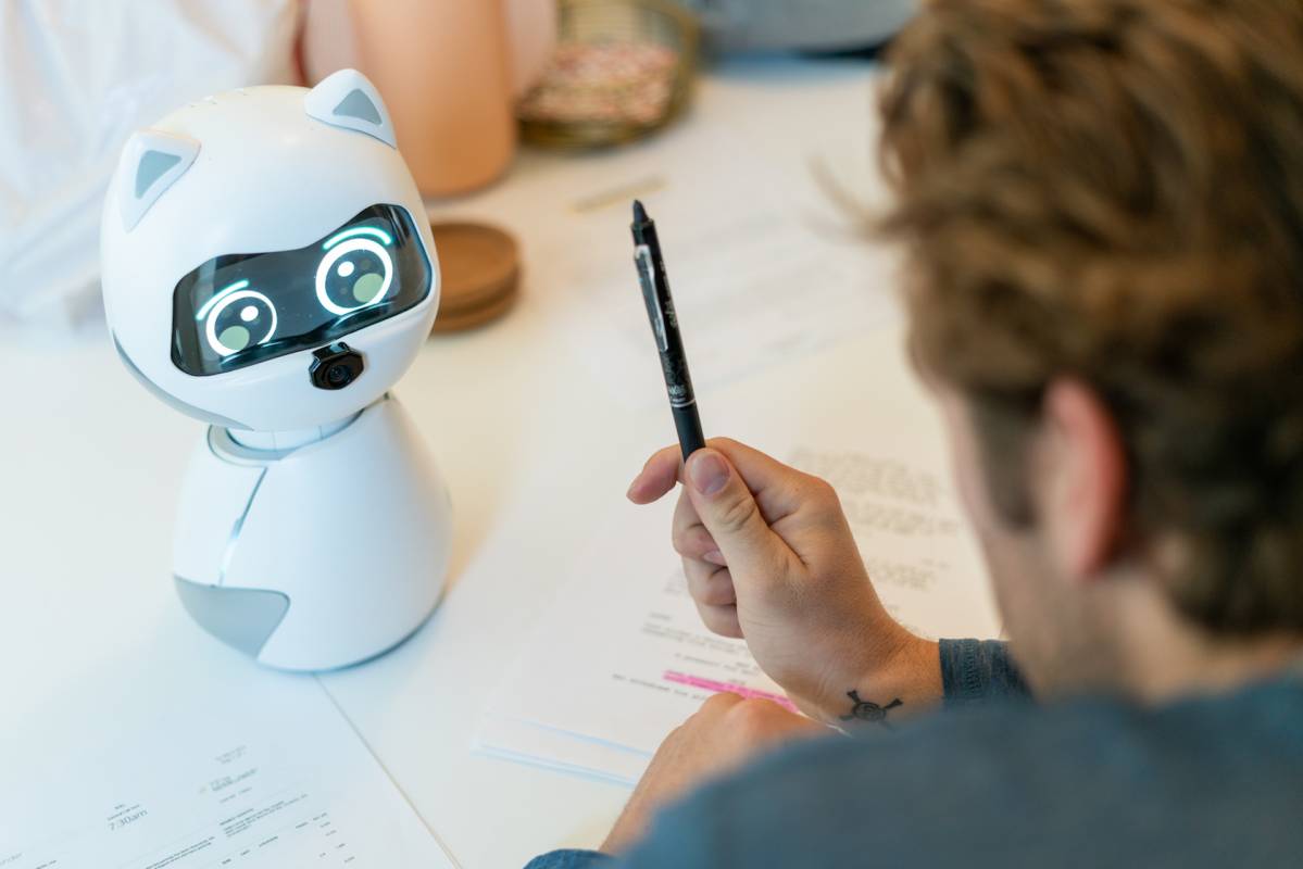 Conoce a Kiki, el gato robot que reconoce tus sentimientos 1 kiki robot