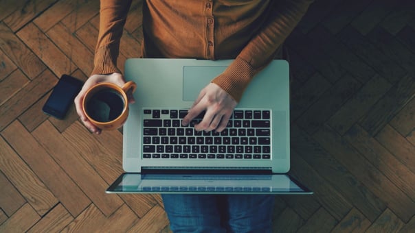 ¿Buscas trabajo en casa? Mira estas 5 plataformas para freelancers en español 2 laptop y manos sobre plataforma para freelancers en español