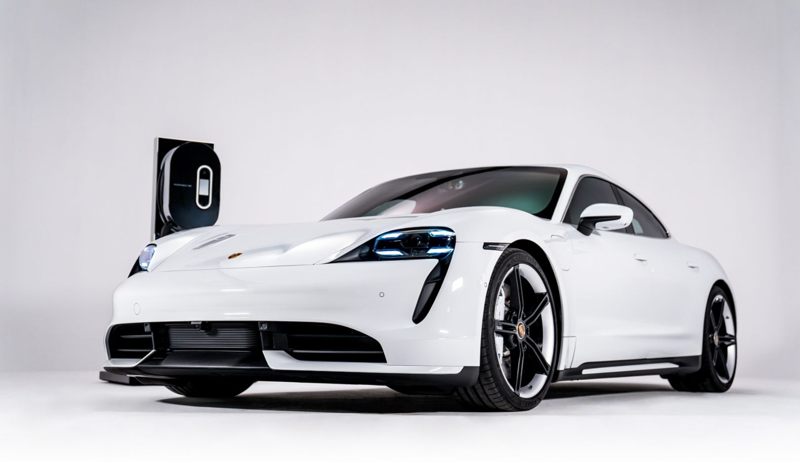 Llega a Perú el primer auto totalmente eléctrico de la casa Porsche 1 porsche taycan