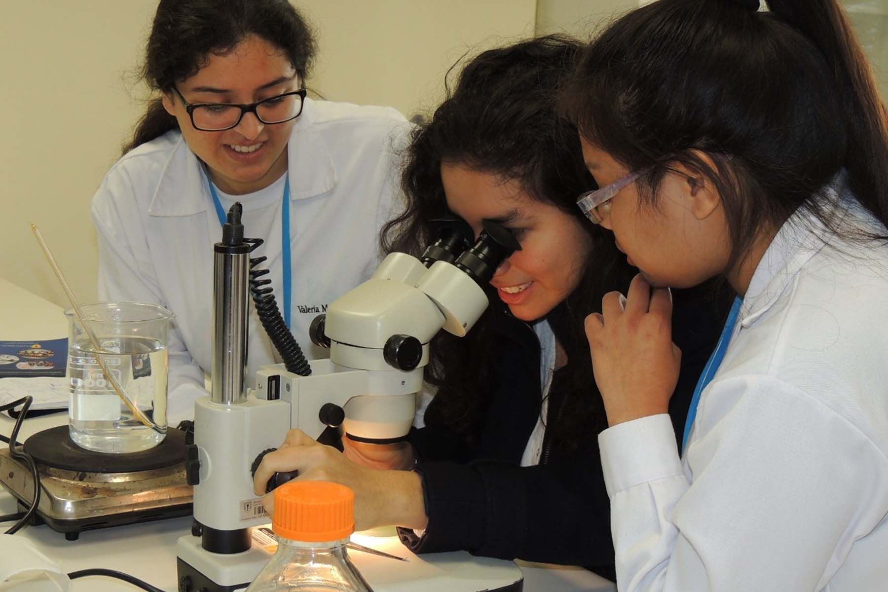 Día Internacional de la Mujer y la Niña en la Ciencia se celebra en Perú con actividades online 1 nina en la ciencia