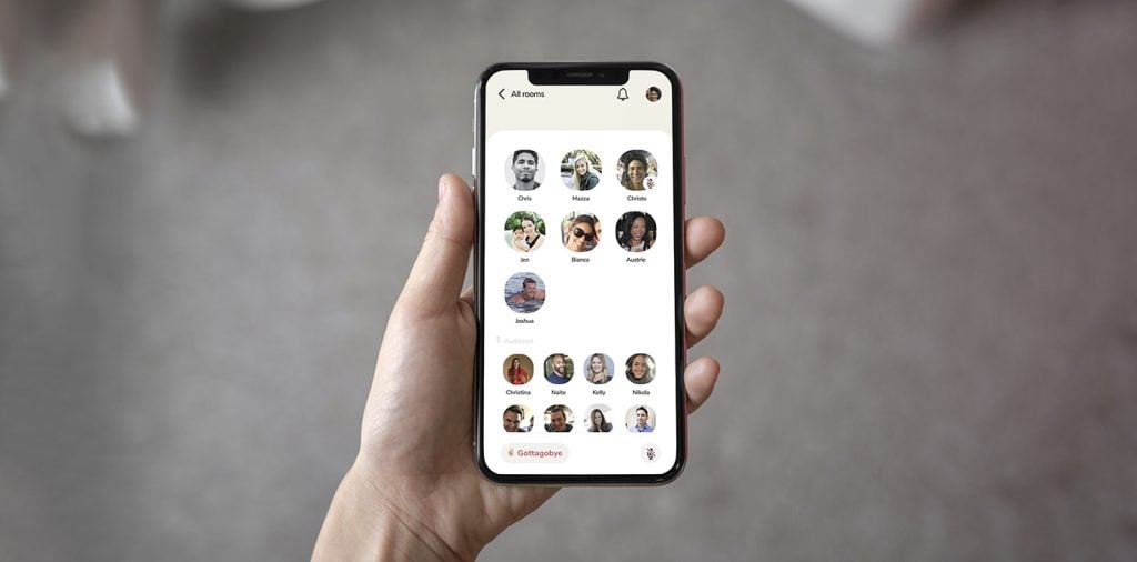 Persona mira en su tlf cómo funciona Club House 