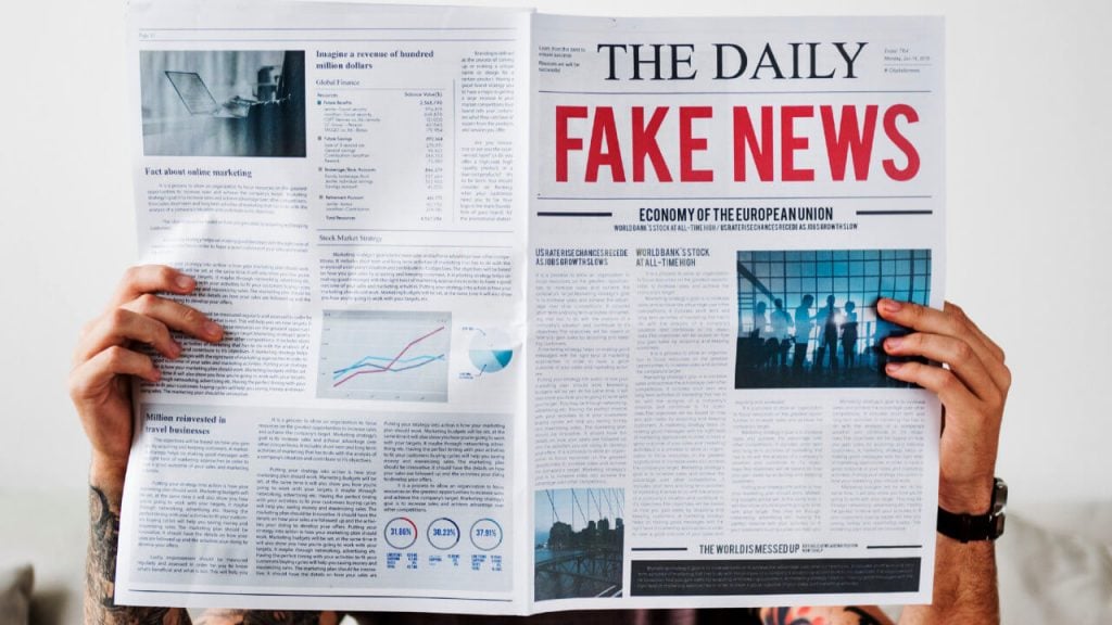 Usuario leyendo noticias falsas 