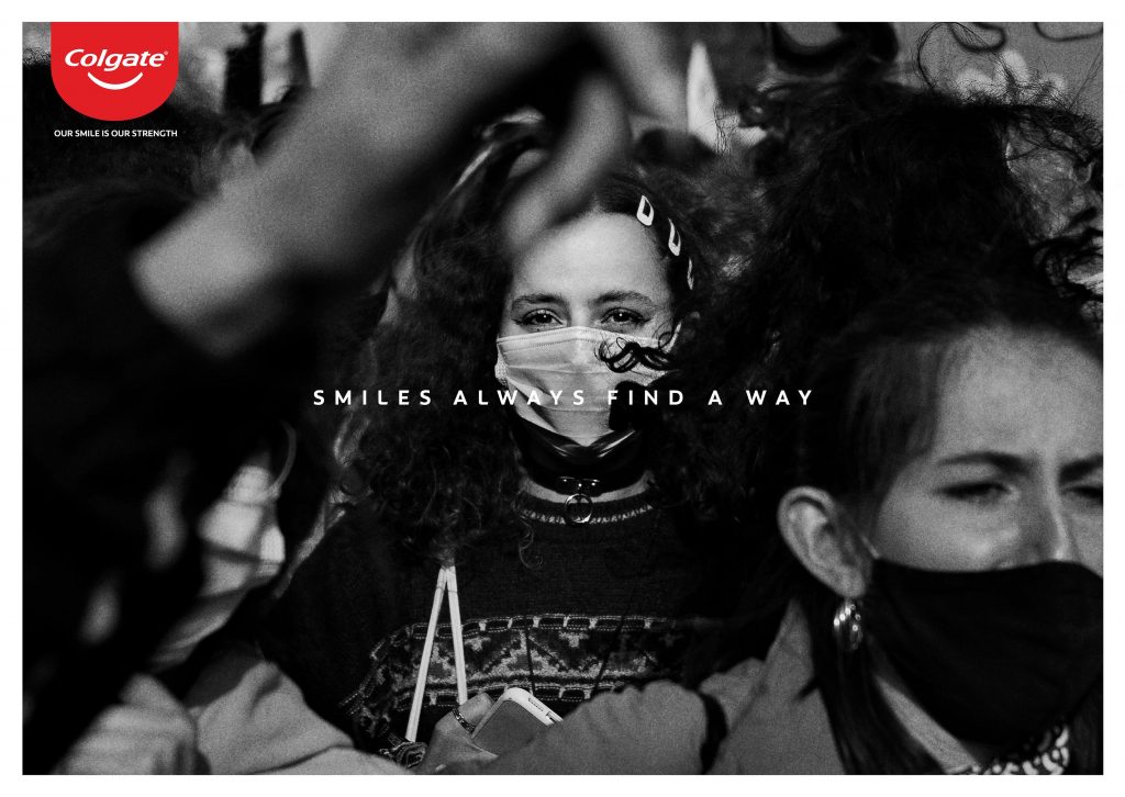Francia: Campaña de Colgate asegura que somos capaces de sonreír aún con la mitad del rostro oculto 3 colgate3