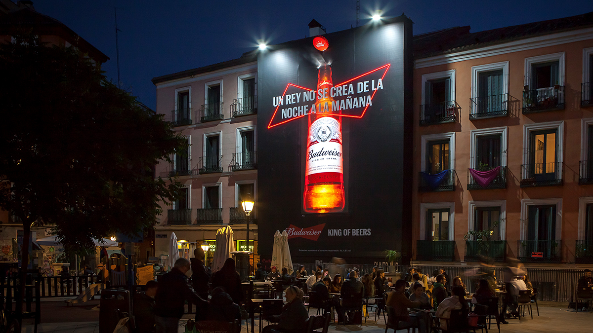 Lonas con vaho de agua: Cervecera marca pauta en publicidad exterior 1 budweiser