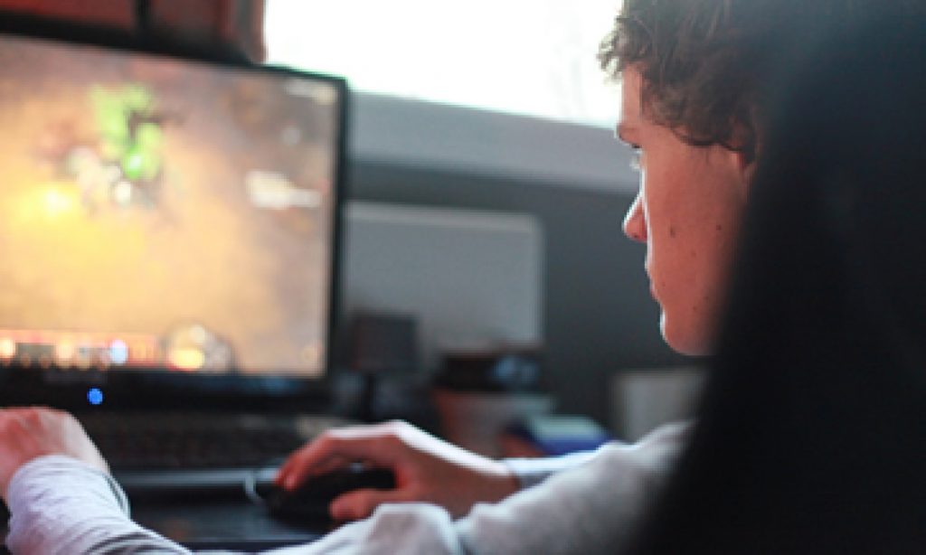 ¿Quieres ganar dinero en Twitch? 5 formas de monetizar tus contenidos 2 Un creador de contenido en Twitch