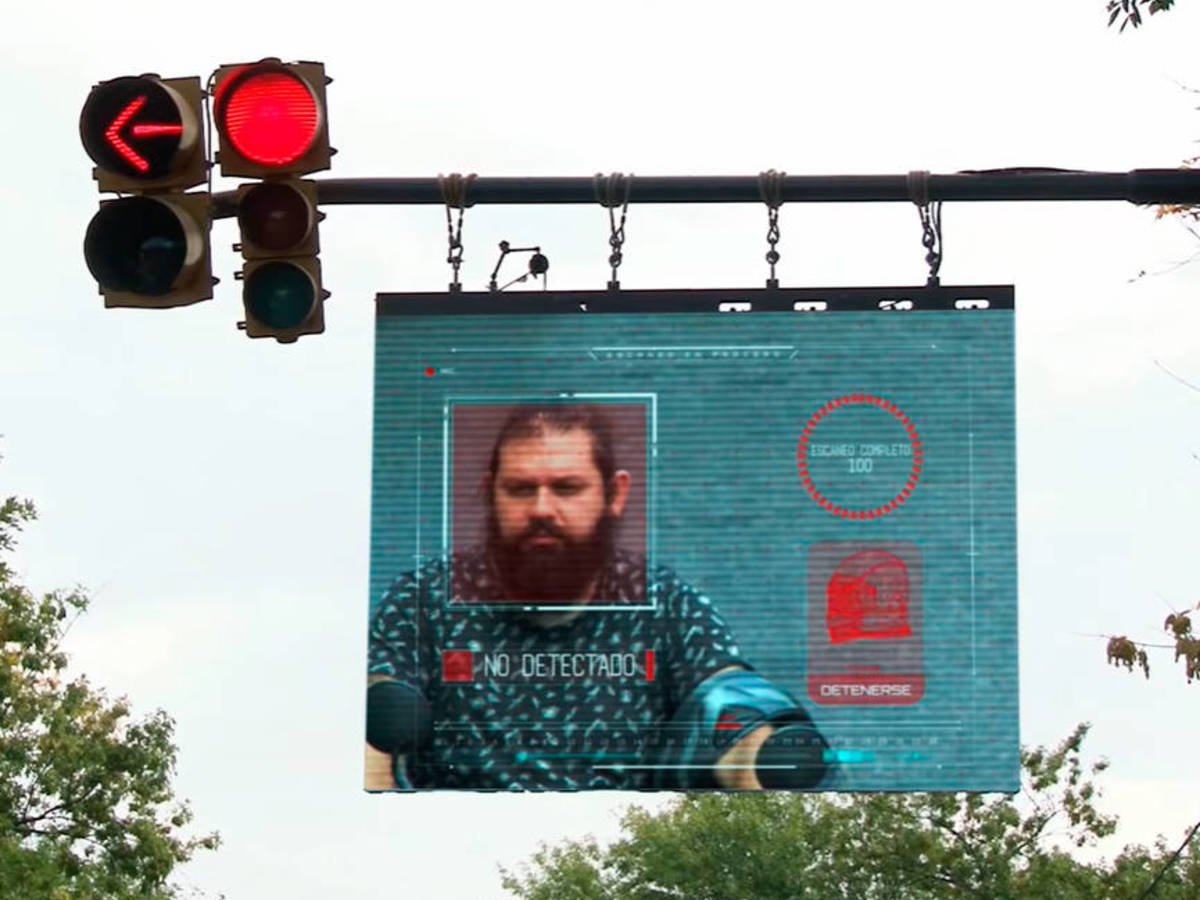 Argentina: Así es el “semáforo concienciador” que no cambia verde si los motorizados no llevan casco 1 el semaforo de la conciencia no se pone en verde si no llevas el casco en la moto 1