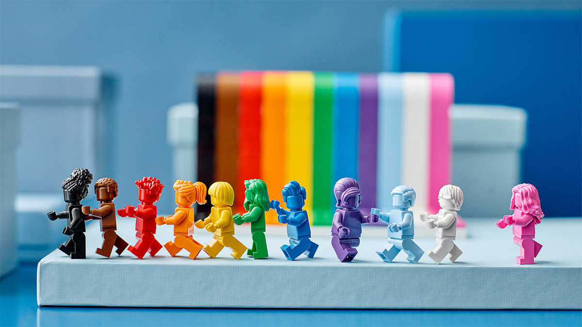 LEGO lanza su primer set LGBT+ inspirándose en la historia de su propio vicepresidente 1 LEGO