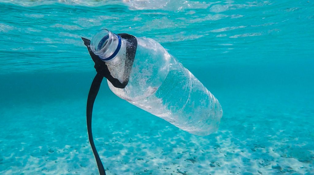 botella de plástico en el mar 