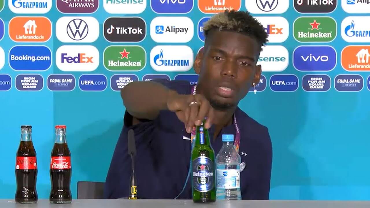 Deportistas siguen los pasos de CR7: Paul Pogba retira botella de cerveza en rueda de prensa 1 pogba heineken
