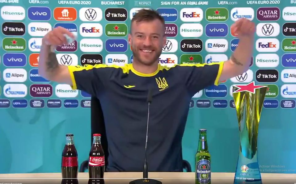 "Coca-Cola y Heineken, llámenme": este futbolista ucraniano hace el gesto de CR7 a la inversa 1 yarmolenko poso sonriente botellas refresco