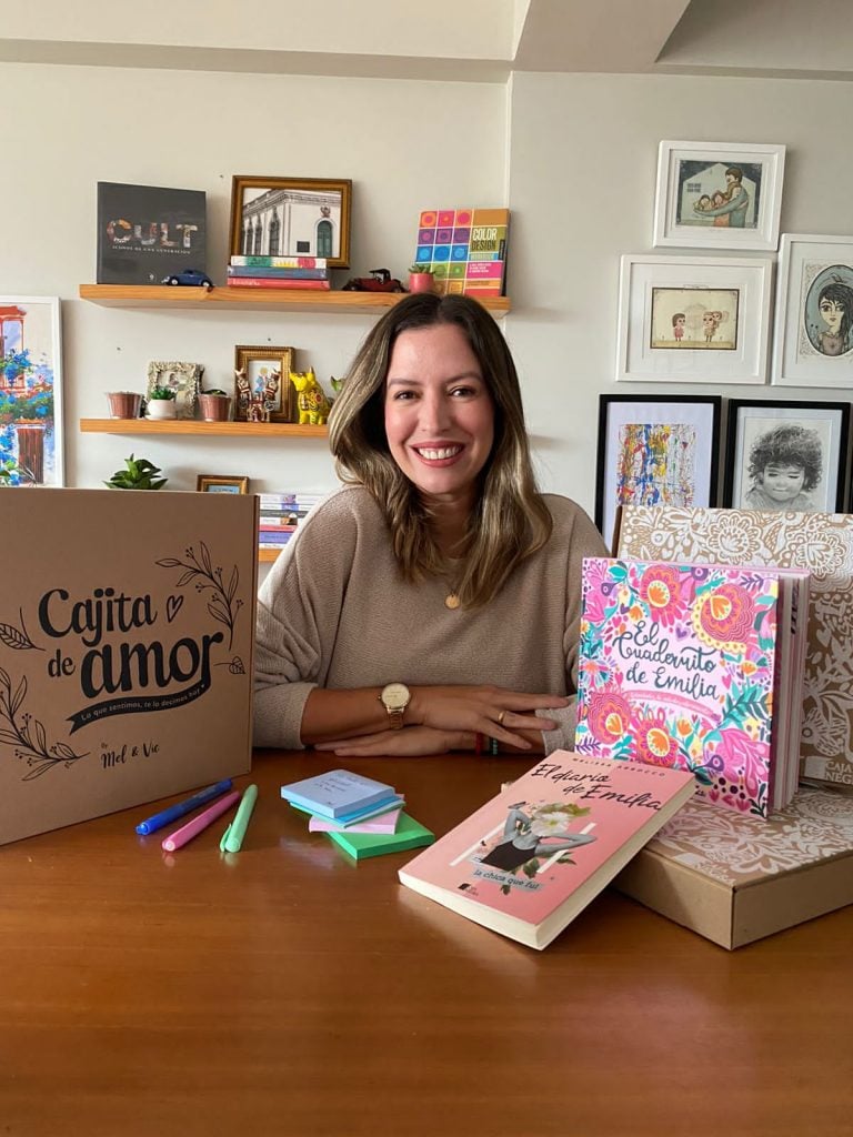 5 tips para emprender y no quedarse en el intento 7 mujer con libros sobre tips para emprender