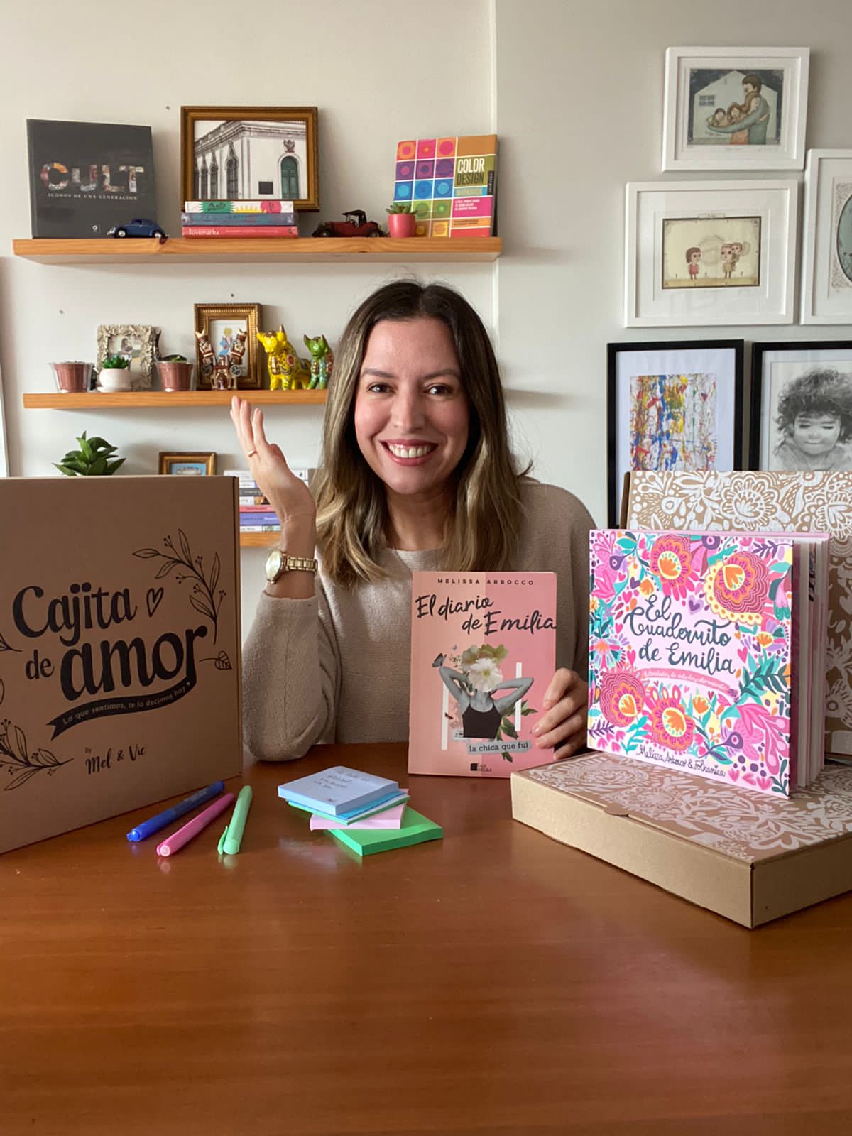 mujer con libros sobre tips para emprender