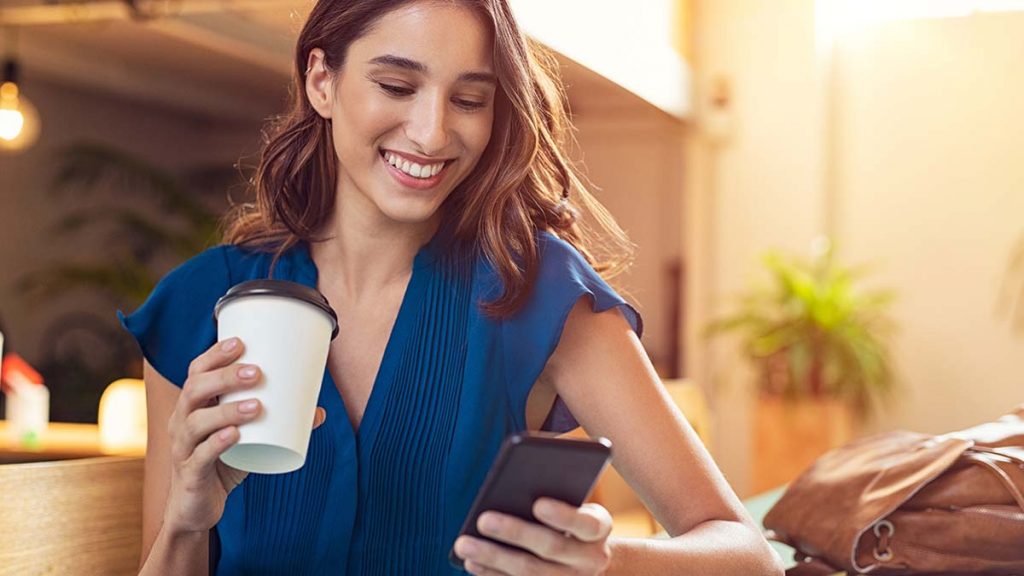 Persona utilizando las redes sociales