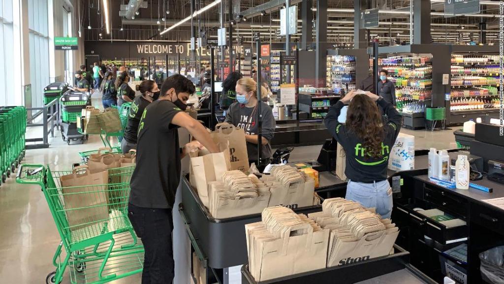 Amazon anuncia el lanzamiento de tiendas minoristas y Walmart paga las consecuencias 1 IRVINE, CA - OCTOBER 22: An employees bags groceries at a newly opened Amazon Fresh store on Jamboree Road in Irvine, CA on Thursday, October 22, 2020. Customers can use an automated Dash Cart linked to their Amazon account or shop the traditional way. Several more stores are planned, including in Fullerton, Whittier, Long Beach and Los Angeles. (Photo by Paul Bersebach/MediaNews Group/Orange County Register via Getty Images)
